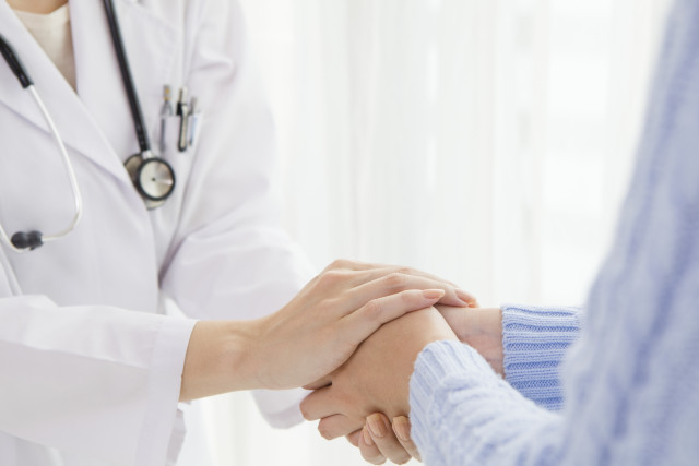 退院時に握手をする医者と患者