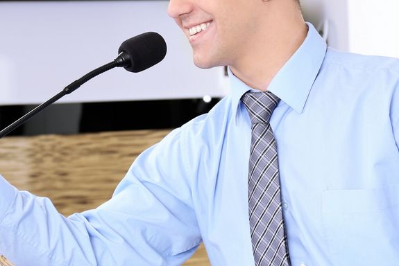 スピーチをする男性