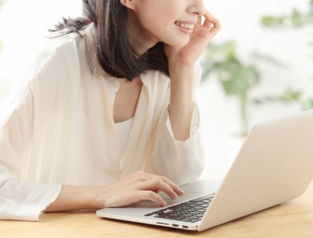 ネットでお歳暮用のカタログギフトを選ぶ女性